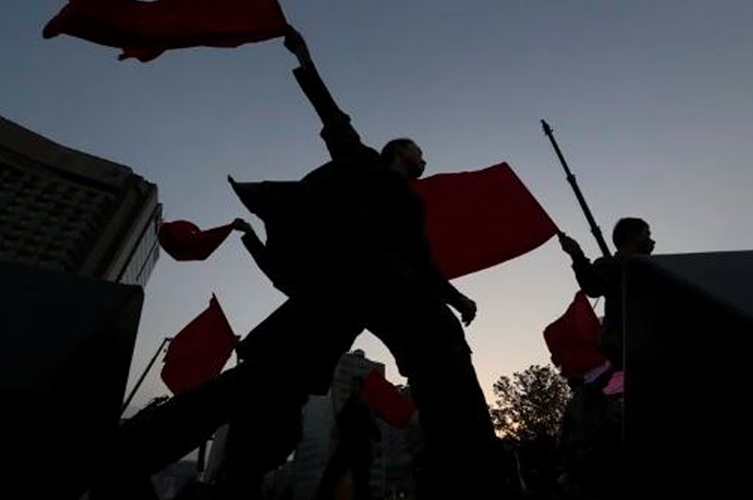 Performers hold flags during a rally calling for South Korean President Park Geun-hye to step down (Picture: AP Photo/Lee Jin-man)한국 박근혜 대통령의 퇴진을 요구하는 시위에서 공연자들이 깃발을 들고 있다.