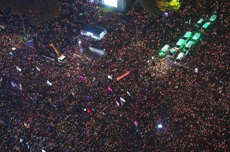Tens of thousands of men, women and children joined one of the largest anti-government protests (Picture: AFP/Getty Images)수만 명의 남자, 여자 그리고 아이들이 사상 최대의 반정부 시위에 참여했다.