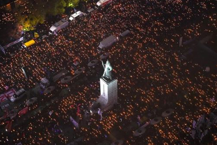 Protesters hold candles during an anti-government rally in central Seoul (Picture: AFP/Getty Images)시위자들이 서울 도심에서 반정부 집회에서 촛불을 들고 있다.