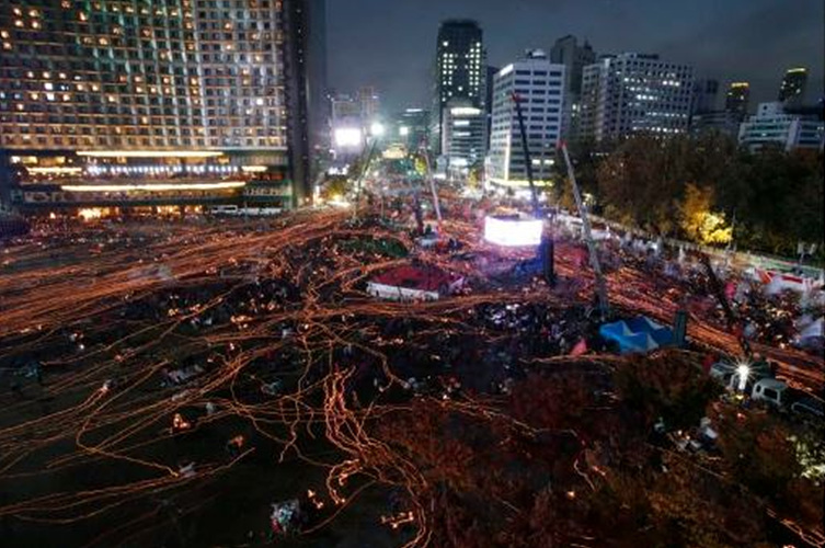 South Koreans shout slogans during a protest against South Korean President Park Geun (Picture:: REUTERS/Jeon Heon-kyun/Pool)시위대가 박근혜 대통령에 대한 반대 시위 중 구호를 외치고 있다.