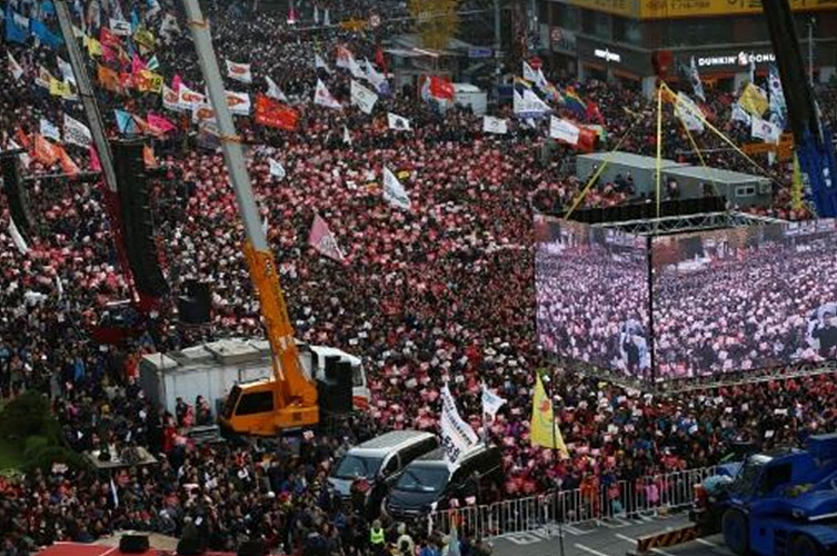 South Koreans shout slogans as they carry placards reading ‘Park Geun-hye Out’ (Picture: REUTERS/Jeon Heon-kyun/Pool)한국인들이 ‘박근혜 퇴진’이라 적힌 사인을 들고 구호를 외치고 있다.