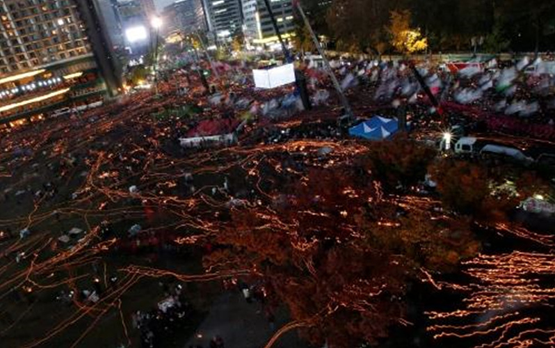 South Koreans march toward the presidential house (Picture: Jeon Heon-kyun/Pool Photo via AP)시위자들이 청와대를 향해 행진 중이다.