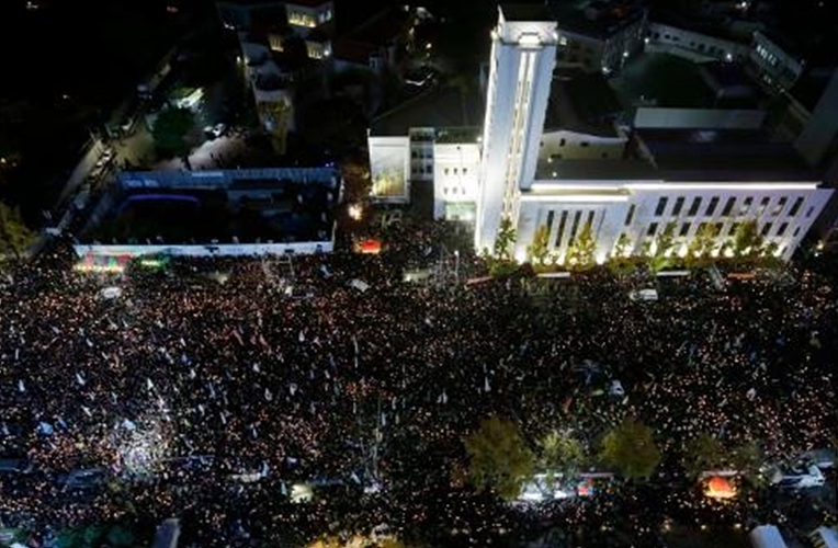 Hundreds of thousands of people flooded Seoul’s streets on Saturday (Picture: AP Photo/Ahn Young-joon)토요일 수십 만의 시민들이 서울의 거리를 메웠다.