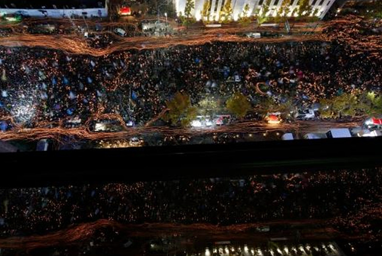 South Koreans in a candlelight procession marching toward the presidential house (Picture: EPA/JEON HEON-KYUN)청와대를 향한 촛불 행렬의 한국 시민들