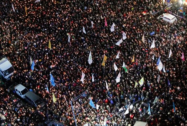 Protesters march toward presidential house after a rally calling for South Korean President Park Geun-hye to step down (Picture: AP Photo/Ahn Young-joon)시위자들이 한국 박근혜 대통령의 퇴진을 요구하는 집회를 가진 후 청와대를 향해 행진 중이다.