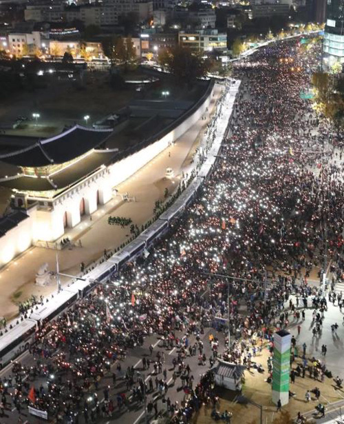Protesters stage a candlelight rally in front of the Gyeongbok Palace (Picture: EPA/STRINGER SOUTH KOREA)시위자들이 경복궁 앞에서 촛불시위를 벌이고 있다.