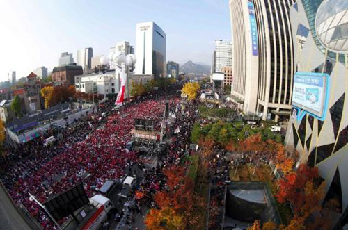 Demonstrators attend a protest against South Korean President Park Geun-Hye (Picture: AFP/Getty Images)시위자들이 한국 박근혜 대통령에 반대하는 시위에 참여하고 있다.