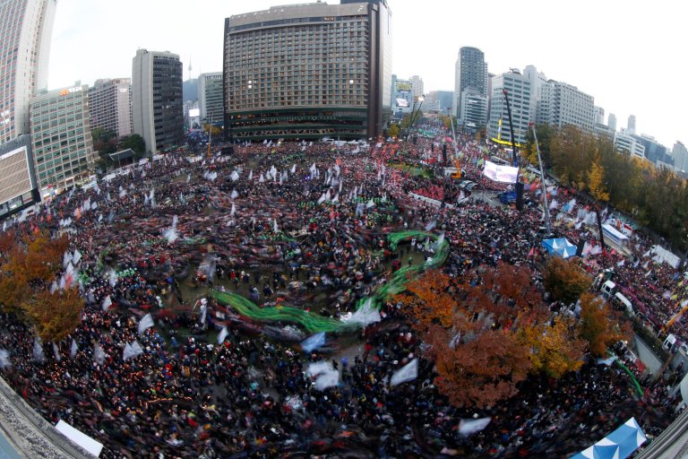 South Koreans shout slogans as they carry placards reading ‘Park Geun-hye Out’ (Picture: REUTERS/Jeon Heon-kyun/Pool)한국인들이 ‘박근혜 퇴진’이라 적힌 사인을 들고 구호를 외치고 있다.