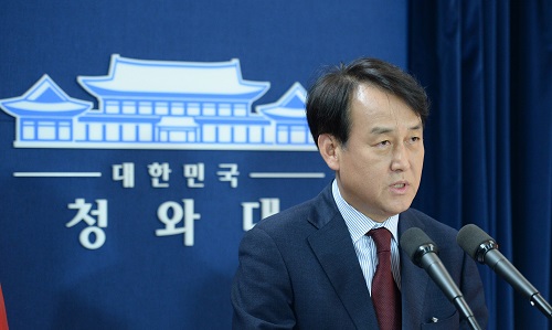정연국 청와대 대변인이 11일 오전 춘추관에서 세월호 사고 당일 박근혜 대통령은 정상적으로 집무를 보고, 7시간동안 성형시술을 받았다는 의혹은 유언비어라고 해명 하고 있다. <사진제공=뉴시스>