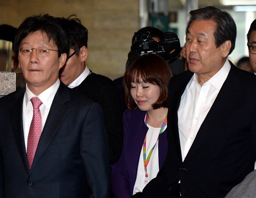 새누리당 김무성(오른쪽) 전 대표와 유승민 의원이 4일 오후 서울 여의도 국회에서 열린 의원총회에 참석하고 있다. <사진제공=뉴시스>