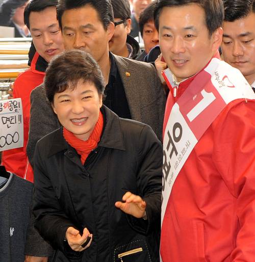박근혜 대통령 검찰수사 변호인에 유영하 변호사를 선임했다고 청와대가 15일 밝혔다. 사진은 2012년 경기도 군포시 산본시장을 방문한 당시 새누리당 박근혜 비상대책위원장이 유영하 후보 등과 함께 지역상권을 돌아보며 시민들과 인사하는 모습. 2016.11.15. <사진제공=뉴시스 DB>