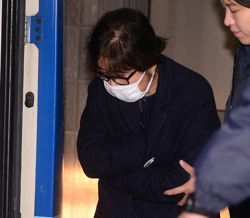 청와대 '비선실세' 의혹으로 구속 수감된 최순실 씨가 10일 새벽 서울 서초구 서울중앙지방검찰청에서 조사를 받은 후 호송차에 탑승하고 있다. <사진제공=뉴시스>