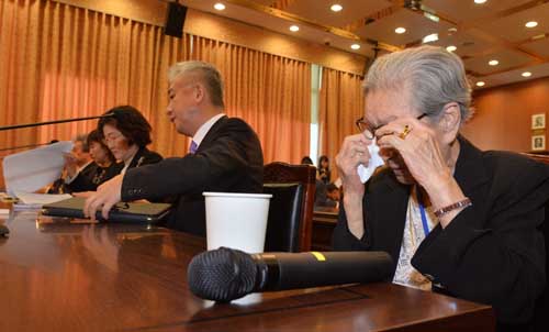 9월26일 오후 서울 외교부에서 열린 2016 외교통일위원회 국정감사(외교부, 한국국제협력단, 한국국제교류재단, 재외동포재단 대상)에서 지난해 말 한일 정부의 일본군 위안부 문제 합의 관련 증인으로 출석한 김복동 할머니가 감사가 끝나자 눈물을 닦고 있다. 오른쪽 두번째는 한일 위안부 국장급 협의 수석대표를 지낸 이상덕 전 외교부 동북아국장(현 싱가포르 대사), 오른쪽 세번재는 김태현 화해치유재단 이사장. <사진제공=뉴시스>