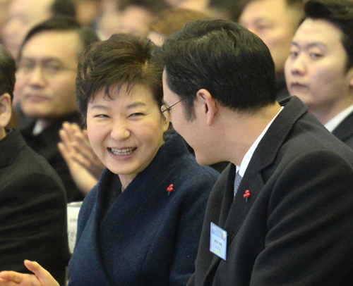박근혜 대통령이 2015년 12월21일 오전 인천 송도에서 열린 삼성바이오로직스 제3공장 기공식에 참석, 이재용 삼성전자 부회장과 대화하고 있다. <사진제공=뉴시스>