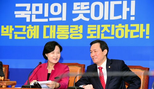 더불어민주당 추미애 대표가 18일 오전 서울 여의도 국회 당대표실에서 열린 최고위원회의에 참석해 우상호 원내대표와 이야기를 나누고 있다. <사진제공=뉴시스>