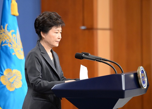 박근혜 대통령이 4일 오전 청와대 춘추관에서 최순실 게이트와 관련해 검찰수사 수용 입장을 밝히는 대국민 담화를 마치고 원고를 정리하고 있다. <사진제공=뉴시스>