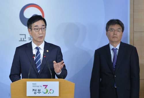 이준식 사회부총리 겸 교육부 장관이 18일 오전 서울 종로구 정부서울청사에서 정유라 관련 이화여자대학교 감사 결과 브리핑을 하고 있다. <사진제공=뉴시스>