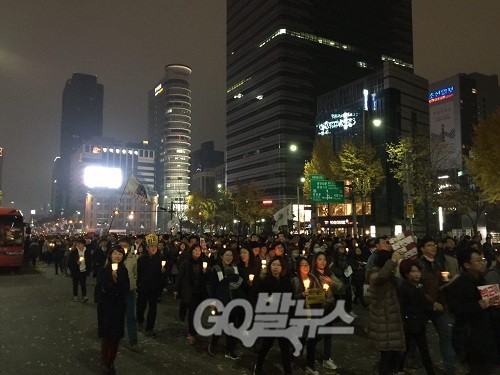 ‘박근혜 퇴진 4차 범국민행동’에 참여한 시민들이 서울 광화문 광장에서 청와대로 행진하고 있다. ⓒ g발뉴스