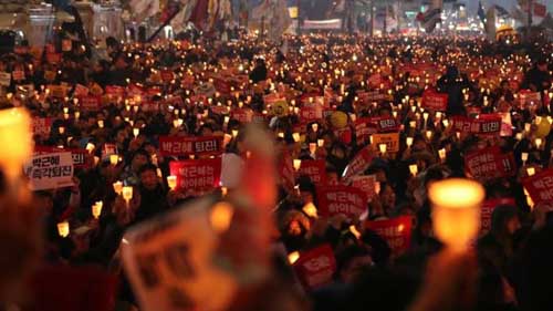 Protesters chanted ‘Park Geun-Hye resign’ as they waved candles and placards above their heads. AP시위자들은 촛불과 사인을 머리 위로 흔들며 ‘박근혜 퇴진’을 외쳤다.