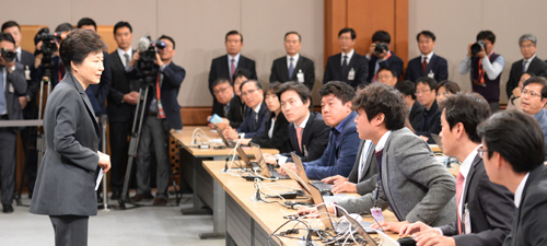 박근혜 대통령이 4일 오전 청와대 춘추관에서 최순실 게이트와 관련해 검찰수사 수용 입장을 밝히는 대국민 담화를 마치고 기자들에게 인사하고 있다. <사진제공=뉴시스>