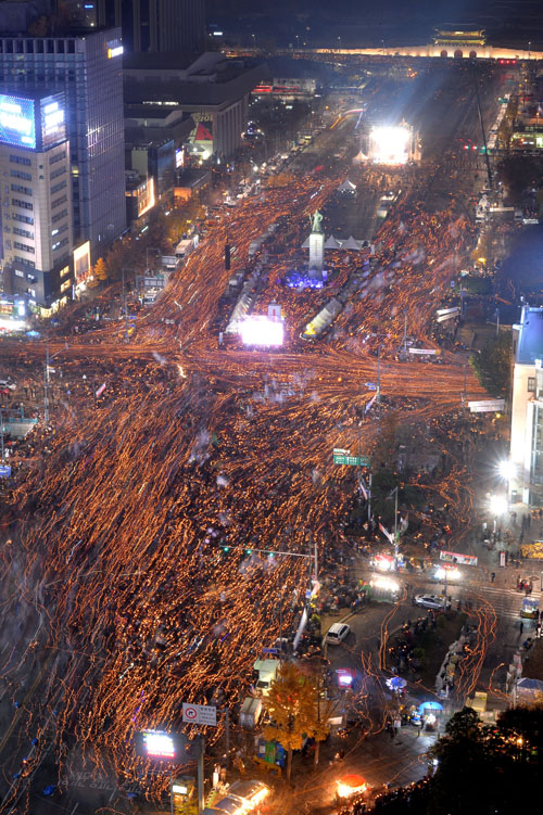 19일 오후 서울 광화문광장에서 '최순실 게이트' 진상규명과 박근혜 대통령 퇴진을 촉구하는 4차 '2016 민중 총궐기 대회'에 참석한 시민들이 촛불을 들고 행진을 하고 있다. <사진제공=뉴시스>