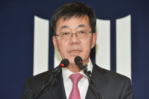 최순실 게이트 특별수사본부 본부장을 맡고 있는 이영렬 서울중앙지검장이 20일 오전 서울 서초구 서울중앙지방검찰청에서 중간수사결과를 발표하고 있다. <사진제공=뉴시스>