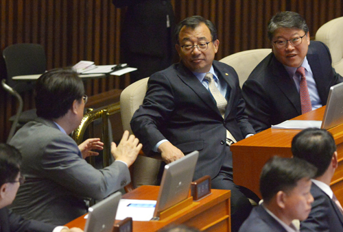 최순실 특검법 국회 본회의 상정을 앞둔 17일 오후 서울 여의도 국회 본회의장에서 새누리당 이정현 대표와 정진석 원내대표가 대화하고 있다. 오른쪽은 조원진 최고위원. <사진제공=뉴시스>