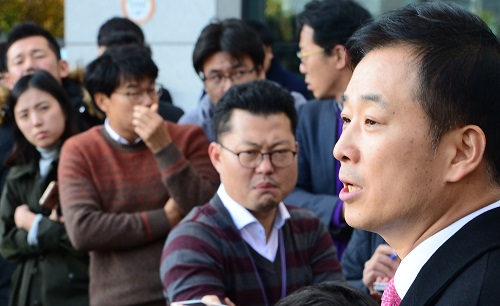 박근혜 대통령의 변호인으로 선임된 유영하 변호사가 15일 오후 서울 서초구 서울고등검찰청 앞에서 기자회견을 열고 취재진 질문에 답변하고 있다. <사진제공=뉴시스>