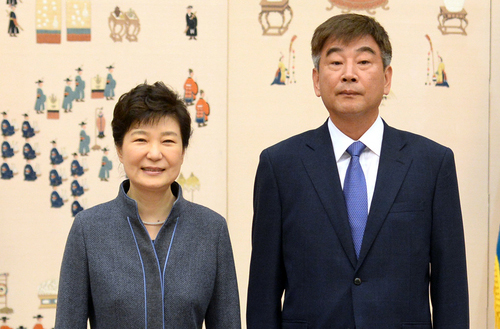 박근혜 대통령이 18일 오후 신임 정무직 임명장 수여식이 열린 청와대 충무실에서 최재경 민정수석과 기념촬영을 하고 있다. <사진제공=뉴시스>