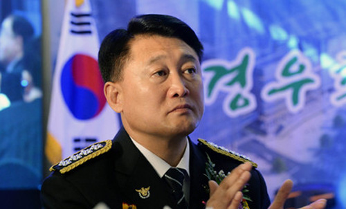 21일 오전 서울 종로구 세종문화회관에서 열린 '제 53회 경우의 날 기념식'에서 이철성 경찰청장이 참석해 박수를 치고 있다. <사진제공=뉴시스>