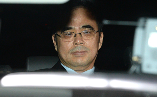 박근혜 정부 '비선 실세'로 지목된 최순실씨 지원 의혹으로 구속된 김종 전 문화체육관광부 제2차관이 22일 새벽 서울 서초구 서울중앙지검을 나와 구치소로 향하고 있다. <사진제공=뉴시스>