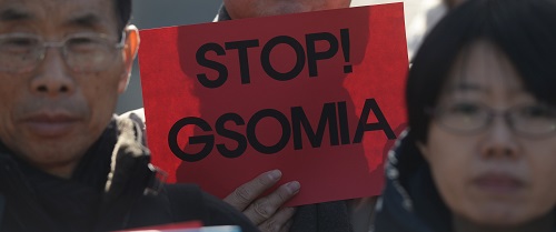 9일 서울 용산구 국방부 정문 앞에서 열린 '한일군사정보보호협정 2차 실무협의에 즈음한 기자회견'에서 사드저지전국행동 관계자들이 한일군사정보보호협정 체결 중단을 촉구하고 있다. <사진제공=뉴시스>