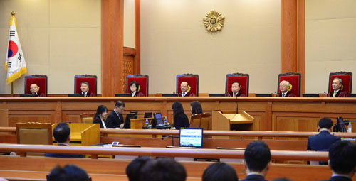 박한철 헌법재판소장이 10일 서울 종로구 헌법재판소에서 열린 국무총리 공관 주변 집회·시위 금지 위헌 심판 관련 공개변론을 위해 자리하고 있다. <사진제공=뉴시스>