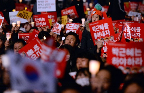 19일 서울 광화문 광장에서 열린 '박근혜 대통령 퇴진 촉구 4차 촛불집회'에서 참가자들이 구호를 외치고 있다. <사진제공=뉴시스>