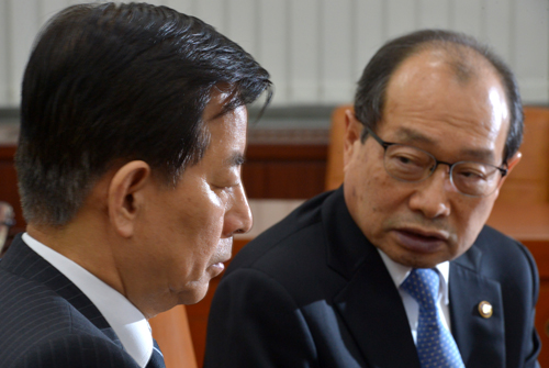 한민구 국방부 장관이 14일 오후 서울 여의도 국회에서 열린 국방위원회 전체회의에 참석해 심각한 표정으로 장명진 방위사업청장과 대화하고 있다. <사진제공=뉴시스>