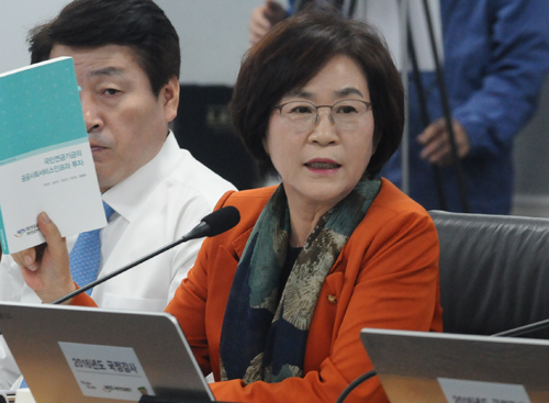 지난 10월10일 전북혁신도시 내 국민연금공단에서 열린 국회 보건복지위원회 국정감사에서 더불어민주당 김상희 의원이 문형표 국민연금공단 이사장에게 질의를 하고 있다. <사진제공=뉴시스>