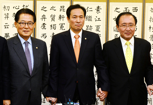 야3당 원내대표가 24일 오후 서울 여의도 국회 귀빈식당에서 회동 전 기념촬영을 하고 있다. 왼쪽부터 국민의당 박지원 비대위원장 겸 원내대표, 더불어민주당 우상호 원내대표, 정의당 노회찬 원내대표. <사진제공=뉴시스>