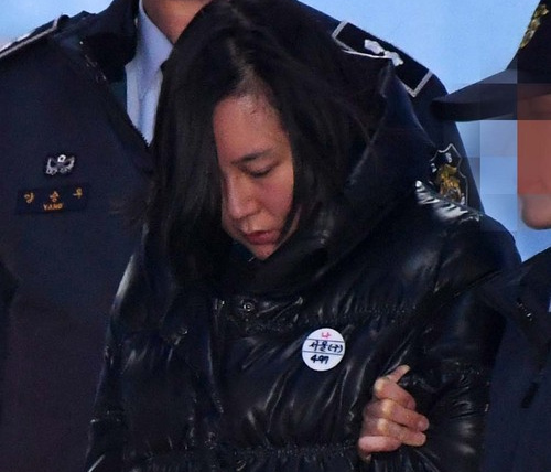 '비선 실세' 최순실 씨의 조카딸인 장시호 씨가 21일 오후 서울 서초동 서울중앙지법에서 영장실질심사를 마치고 호송차에서 오르고 있다. <사진제공=뉴시스>