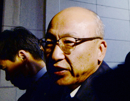 문형표 전 보건복지부 장관이 국민연금의 삼성 합병 찬성 의혹 관련 조사를 마치고 25일 새벽 서울 서초구 서울중앙지방검찰청을 나서고 있다. <사진제공=뉴시스>