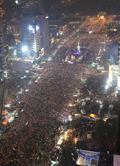사진공동취재단 = 26일 오후 서울 광화문에서 제5차 촛불 집회가 열리고 있다. <사진제공=뉴시스>