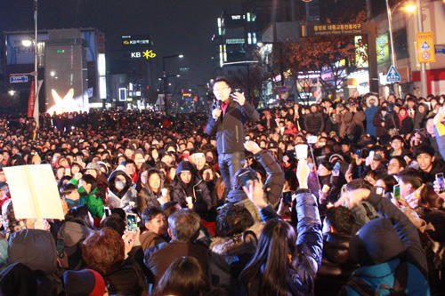 26일 대구 중구 동성로 대중교통 전용지구에서 박근혜 대통령 퇴진을 요구하는 4차 시국대회가 열렸다. 이번 집회에 참석한 방송인 김제동이 시민들을 독려하고 있다. <사진제공=뉴시스>