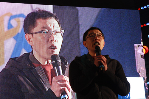 26일 대구 중구 동성로 대중교통 전용지구에서 박근혜 대통령 퇴진을 요구하는 4차 시국대회가 열렸다. 이번 집회에 참석한 방송인 김제동이 시민들을 독려하고 있다. <사진제공=뉴시스>