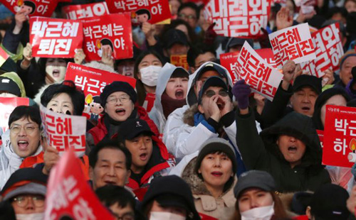 An enormous crowd assembled in Seoul, South Korea, on Saturday to demand the resignation of the nation’s embattled president, Park Geun-hye. Credit Lee Jin-Man/Associated Press.토요일 한국 서울에 거대 규모의 군중이 궁지에 몰린 박근혜 대통령의 퇴진을 요구하며 모였다.