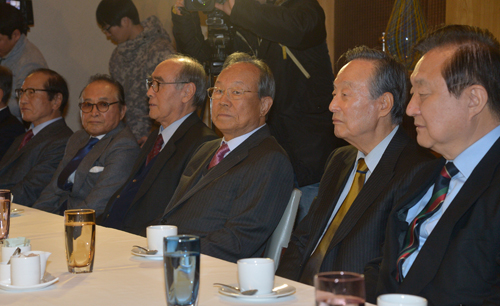 27일 오후 서울 중구의 한 롯데호텔에서 여야 전직 국회의장 등 정관계 원로 시국 회동이 열리고 있다. 박관용 전 국회의장이 주최한 이번 모임에는 김수한, 김형오, 정의화, 강창희 전 국회의장과 이홍구 전 총리 권노갑, 정대철, 신경식, 신영균 전 국회의원, 송월주 스님 ,최성규 목사 등이 참석했다. <사진제공=뉴시스>