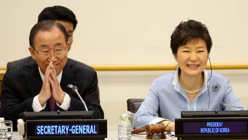 박근혜 대통령과 반기문 유엔 사무총장이 지난 11월26일(현지시간) 오후 유엔 컨퍼런스룸에서 열린 새마을 운동 고위급 특별행사에서 참석자들과 인사를 나누고 있다. <사진=뉴시스>