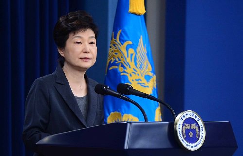 박근혜 대통령이 4일 오전 청와대 춘추관에서 최순실 게이트와 관련해 검찰수사 수용 입장을 밝히는 대국민 담화를 발표하고 있다. <사진제공=뉴시스>