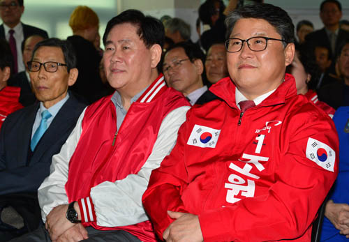 친박 핵심 실세 새누리당 최경환(왼쪽 두번째, 경북 경산), 조원진(대구 달서병) 의원. <사진제공=뉴시스>