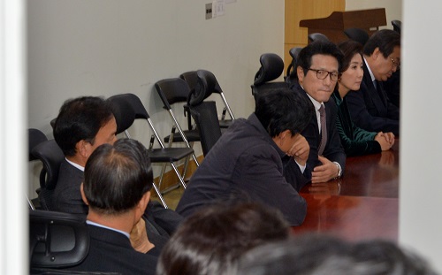 박근혜 대통령의 대국민 담화가 발표된 29일 오후 서울 여의도 국회 의원회관에서 새누리당 김무성 전 대표를 비롯한 비박계 의원들이 모임을 하고 있다. <사진제공=뉴시스>