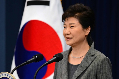 박근혜 대통령이 29일 청와대에서 '비선실세' 최순실의 국정농단 사태와 관련한 제3차 대국민 담화를 발표한 후 취재진의 질문에 어색한 미소를 짓고 있다. <사진제공=뉴시스>