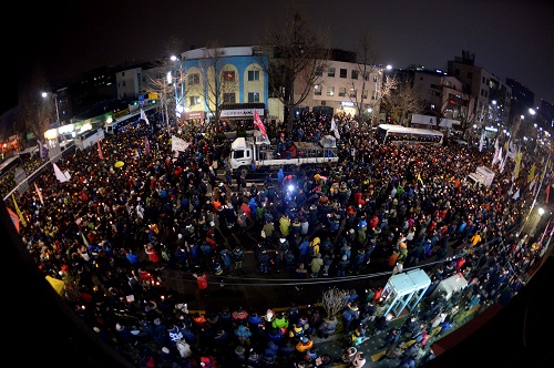 박근혜 대통령 하야 촉구 제5차 촛불집회가 열린 26일 서울 광화문에서 출발한 시민들이 촛불을 들고 청와대 방향으로 행진하고 있다. 이날 집회는 역대 최대규모인 주최측 추산 190만명, 경찰 추산 33만명을 기록했다. <사진제공=뉴시스>